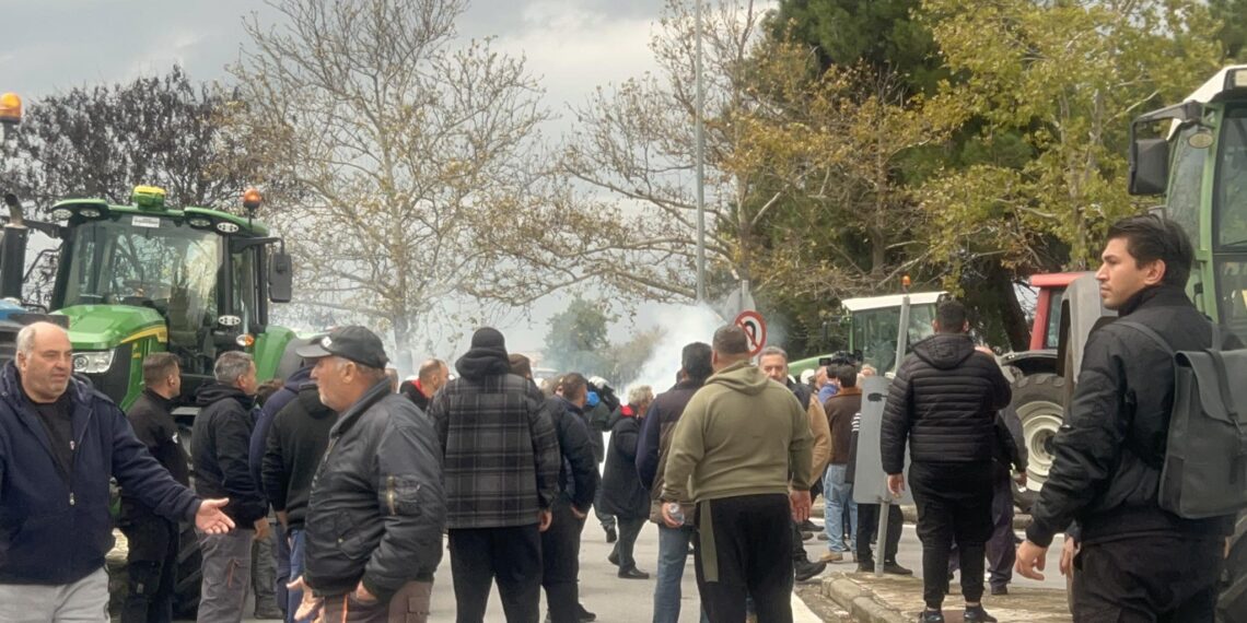 ΤΩΡΑ – Θεσσαλονίκη: Άγρια επεισόδια με ΜΑΤ και αγρότες για την πρόσβαση στο αεροδρόμιο «Μακεδονία» (ΦΩΤΟ – VIDEO)