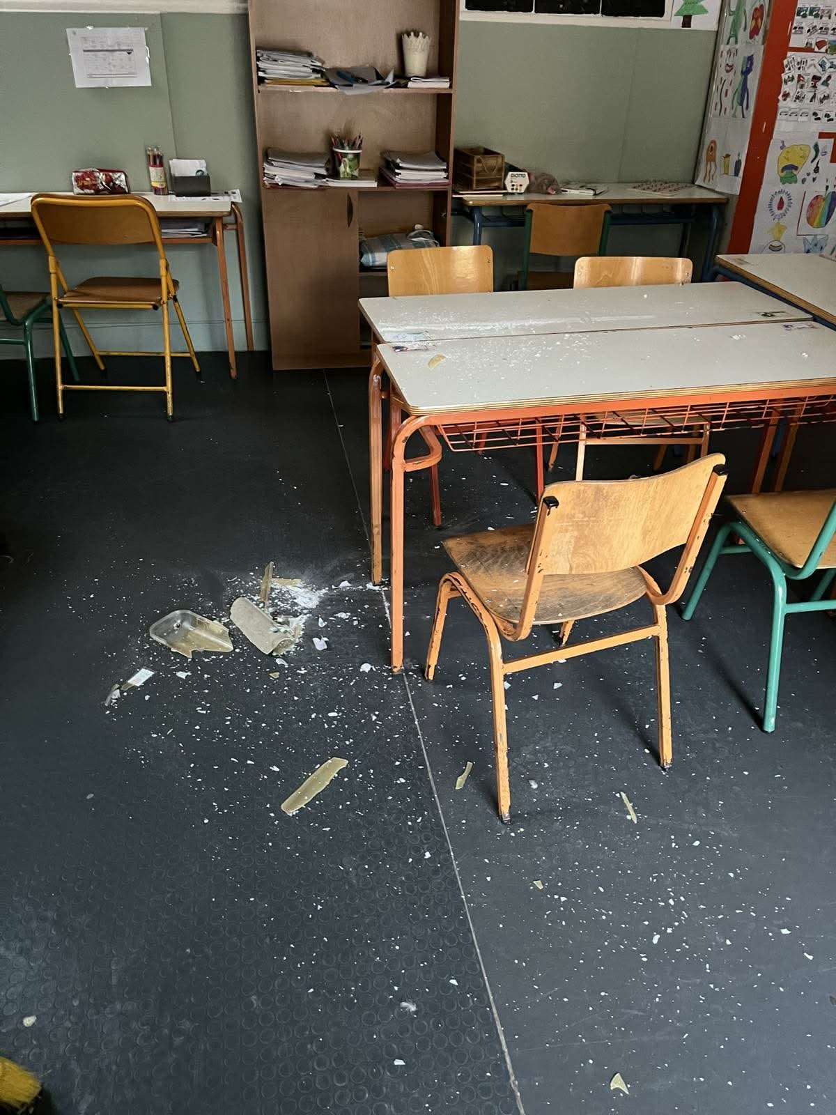 spasmeni-lamba-eidiko-sxoleio3.jpg Σπασμένη λάμπα σε ειδικό σχολείο