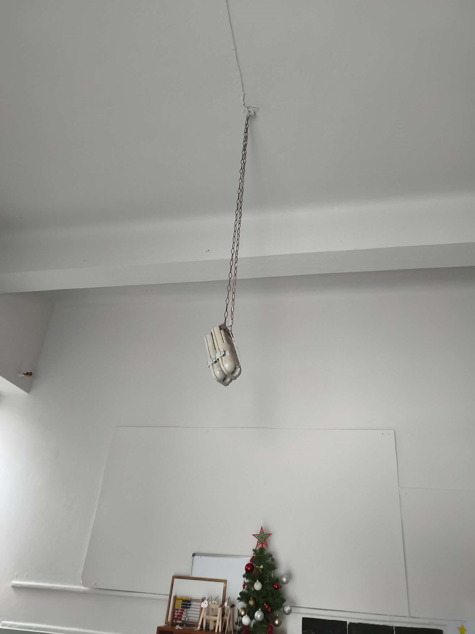 spasmeni-lamba-eidiko-sxoleio4.jpg Σπασμένη λάμπα σε ειδικό σχολείο