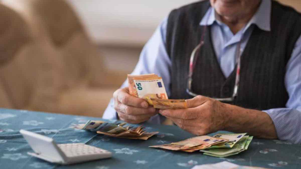 Συνταξιούχους υπολογίζει ευρώ σε χαρτονομίσματα με κομπιουτεράκι
