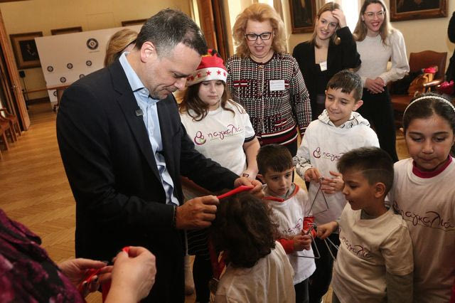 Κάλαντα από μαθητές στον Χάρη Δούκα, Δήμαρχο Αθήνας