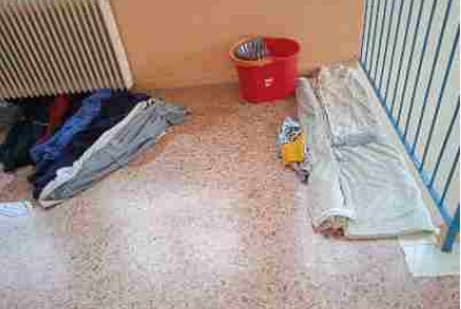 Κουβάδες σε πλημμύρες σε σχολείο