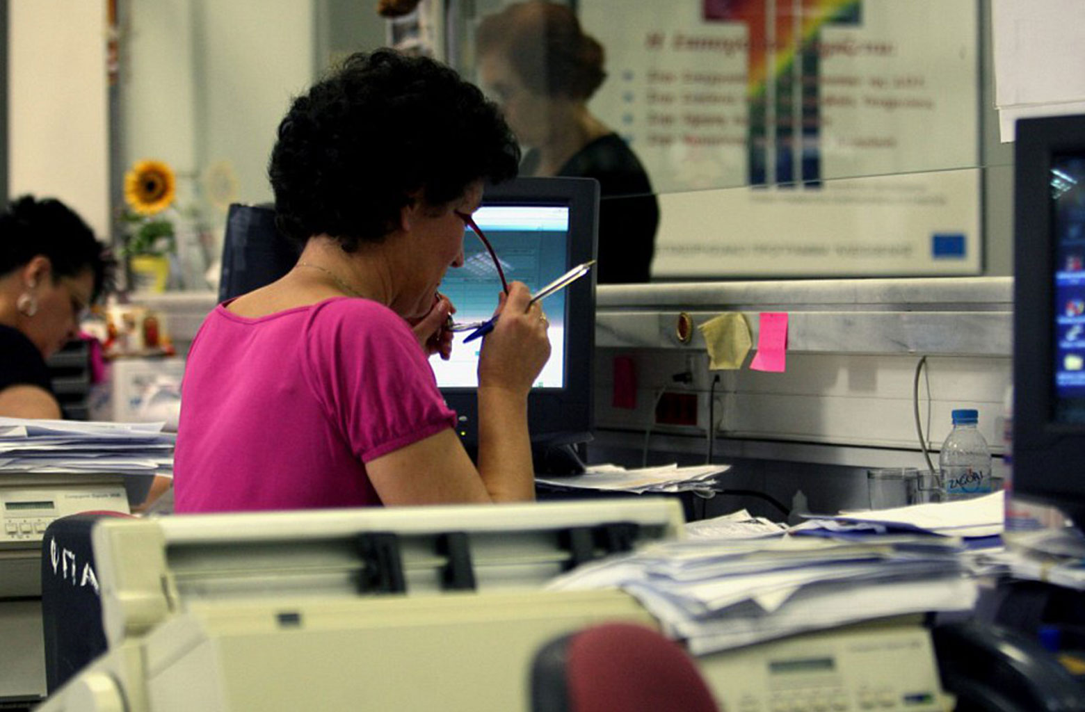 Δημόσιος υπάλληλος σε γραφείο εργάζεται