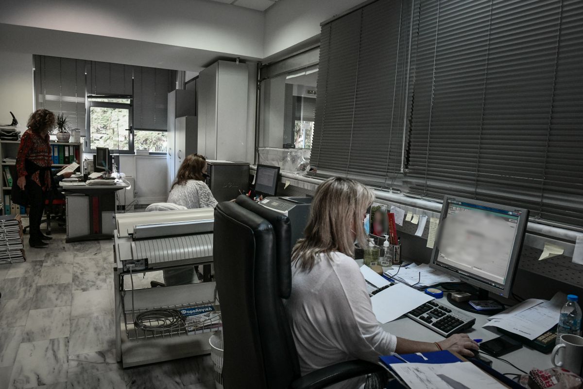 δημόσιοι υπάλληλοι