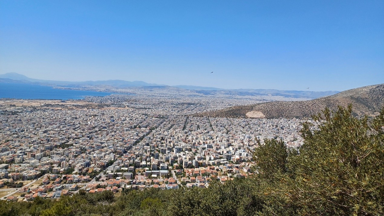 Άποψη της αλλουβιακής πεδιάδας της Γλυφάδας και τμήματος του λεκανοπεδίου Αθηνών