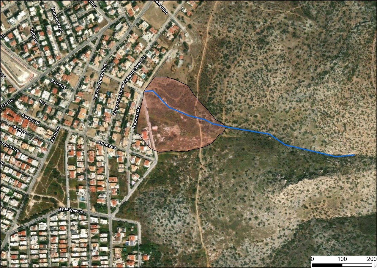 Δορυφορική εικόνα του ρέματος που καταλήγει στην οδό Λόρδου Βύρωνος (απεικονίζεται με κυανή γραμμή), καθώς και του αλλουβιακού ριπιδίου που έχει σχηματίσει (με ροζ σκιαγράφηση).