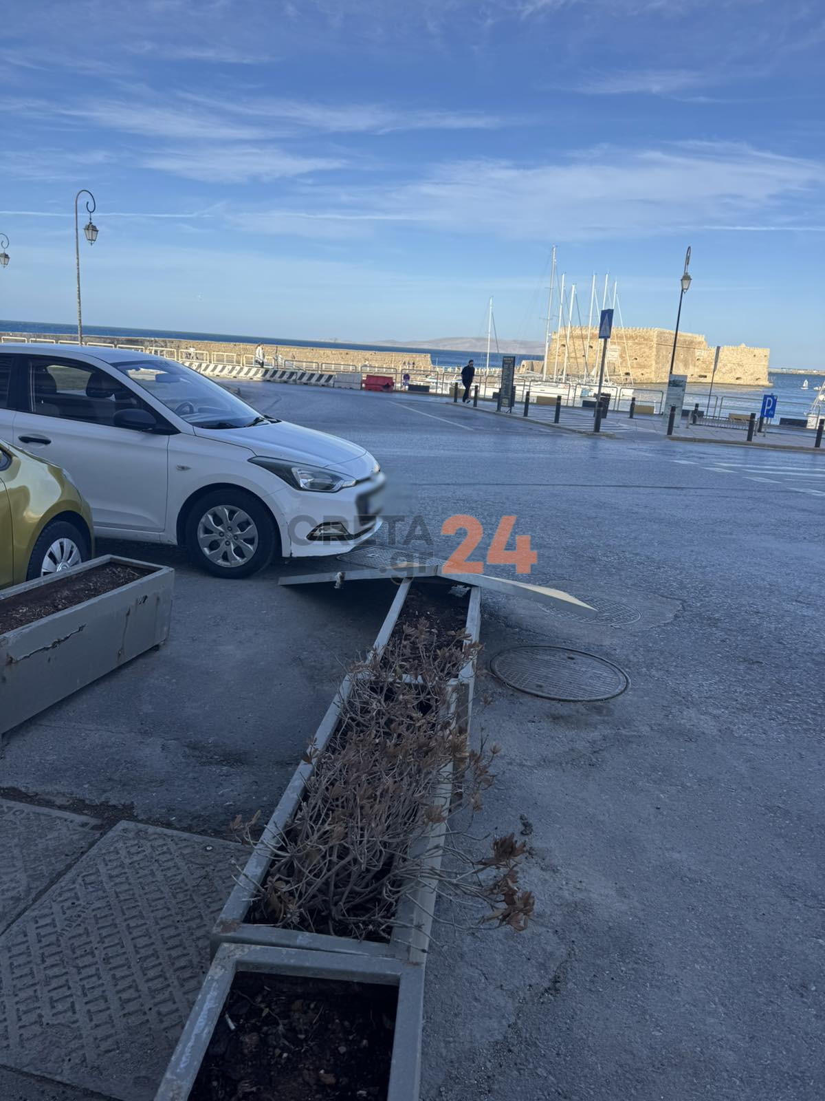 lamarina-25is-avgoustou1-1.jpg Λαμαρίνα ψυγείου «καρφώθηκε» δίπλα σε γυναίκα με το παιδί της