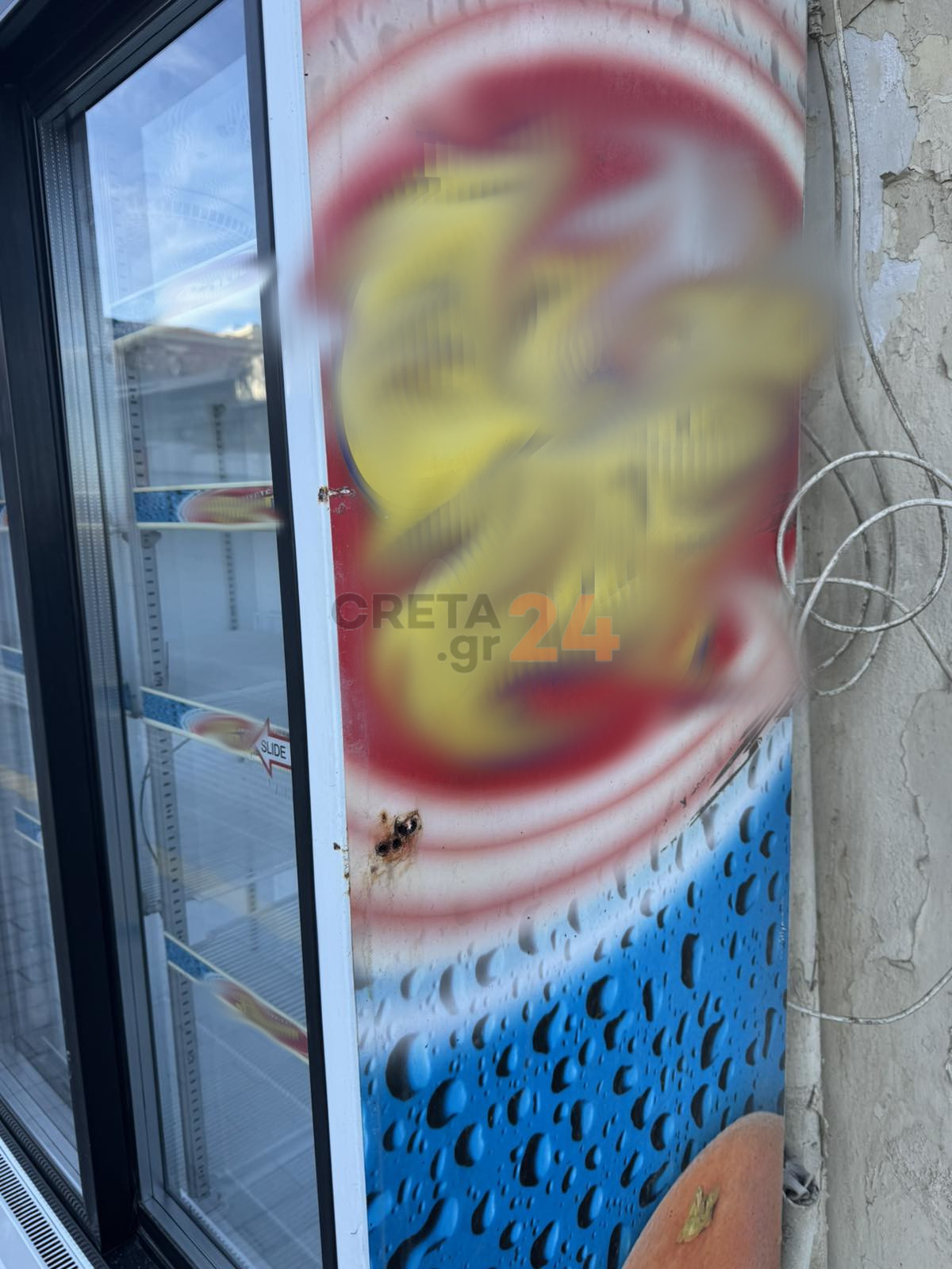 lamarina-25is-avgoustou2-1.jpg Λαμαρίνα ψυγείου «καρφώθηκε» δίπλα σε γυναίκα με το παιδί της