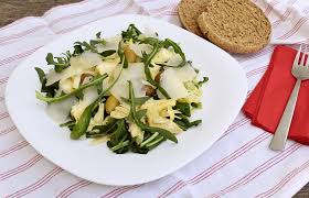 κρητική σαλάτα με αγκινάρες