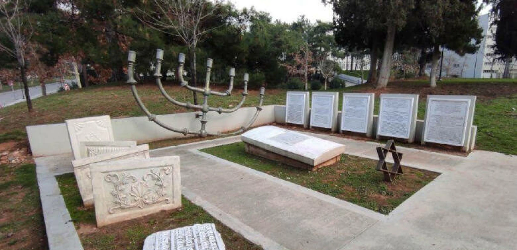 Ανακοίνωση Πρυτανικών Αρχών για τη βεβήλωση του μνημείου που είναι αφιερωμένο στο Παλαιό Εβραϊκό Νεκροταφείο