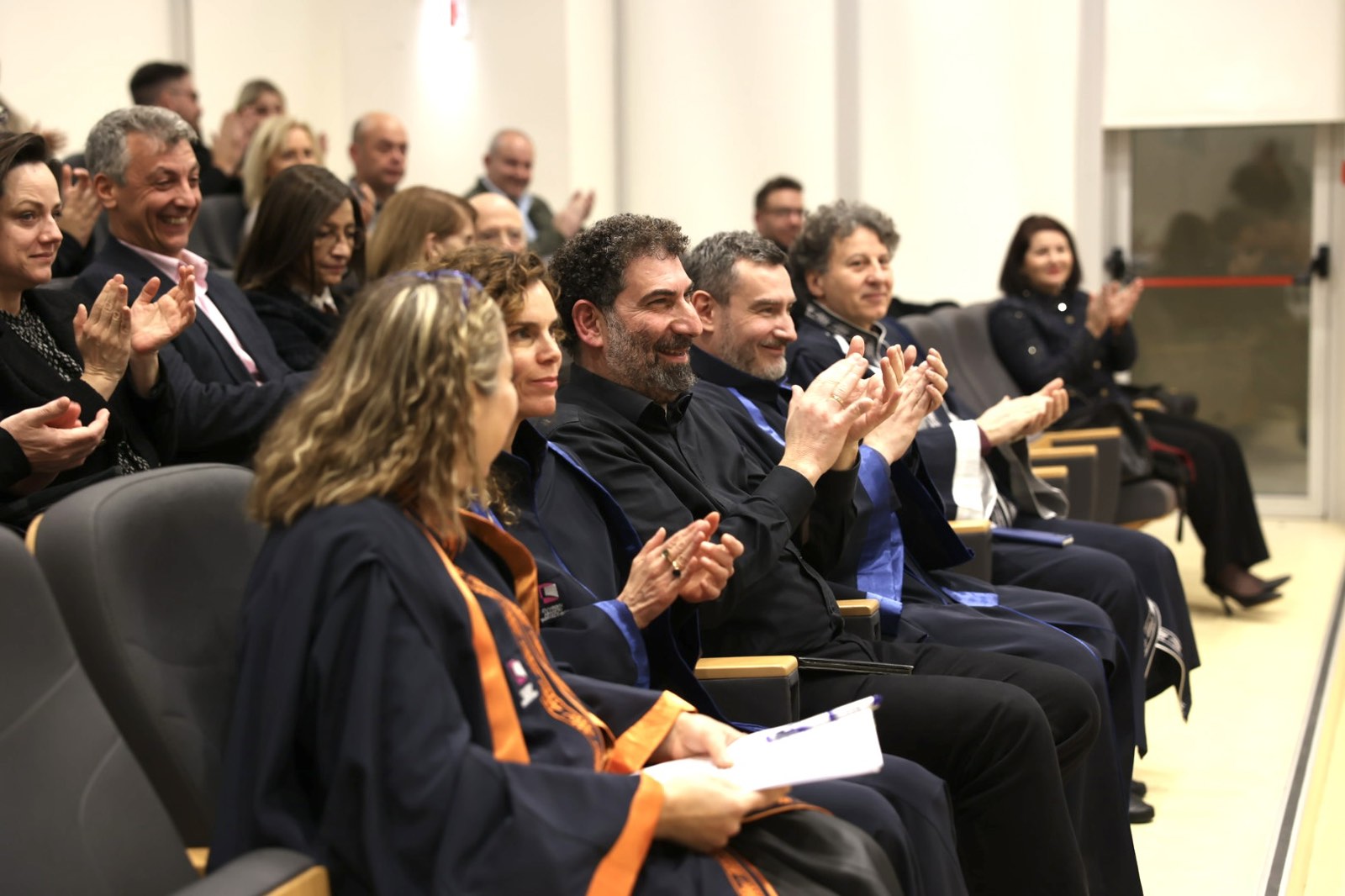 Σε μία κατάμεστη αίθουσα και σε ιδιαίτερα συγκινητικό κλίμα, το Ελληνικό Ανοικτό Πανεπιστήμιο (ΕΑΠ) αναγόρευσε τον σκηνοθέτη και σεναριογράφο Γιάννη Οικονομίδη σε Επίτιμο Διδάκτορα της Σχολής Εφαρμοσμένων Τεχνών και Βιώσιμου Σχεδιασμού. Η τελετή πραγματοποιήθηκε στο Αμφιθέατρο του ΕΑΠ στην Πάτρα, το Σάββατο 31 Ιανουαρίου 2026, παρουσία του Πρύτανη, Καθηγητή Εμμανουήλ Κουτούζη, του Αντιπρύτανη, Υποδομών και Οικονομικών, Καθηγητής Ευθύμιος Ζέρβας, μελών του Συμβουλίου Διοίκησης, μελών ΔΕΠ, καθώς και πλήθους κ