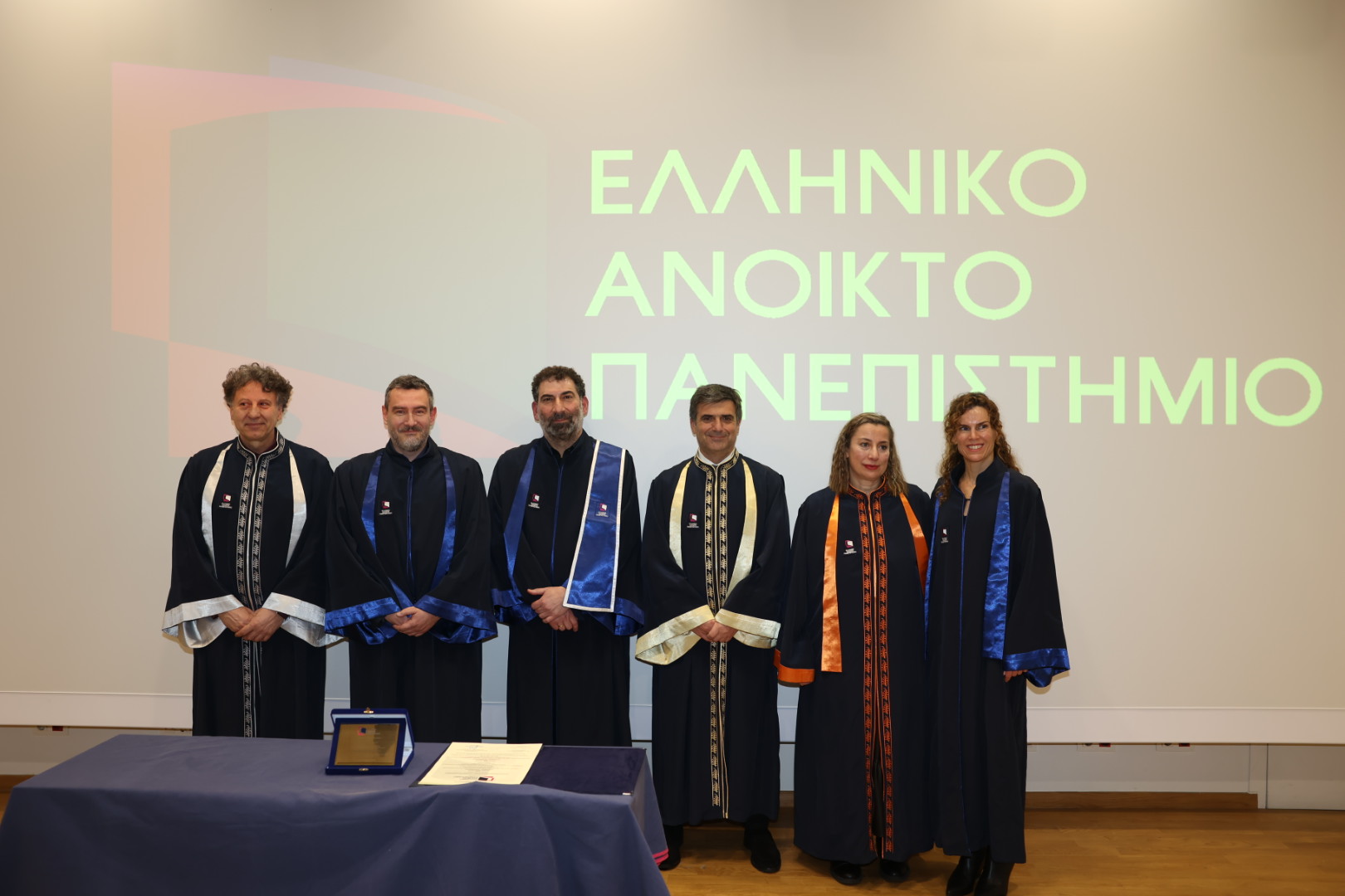 Σε μία κατάμεστη αίθουσα και σε ιδιαίτερα συγκινητικό κλίμα, το Ελληνικό Ανοικτό Πανεπιστήμιο (ΕΑΠ) αναγόρευσε τον σκηνοθέτη και σεναριογράφο Γιάννη Οικονομίδη σε Επίτιμο Διδάκτορα της Σχολής Εφαρμοσμένων Τεχνών και Βιώσιμου Σχεδιασμού. Η τελετή πραγματοποιήθηκε στο Αμφιθέατρο του ΕΑΠ στην Πάτρα, το Σάββατο 31 Ιανουαρίου 2026, παρουσία του Πρύτανη, Καθηγητή Εμμανουήλ Κουτούζη, του Αντιπρύτανη, Υποδομών και Οικονομικών, Καθηγητής Ευθύμιος Ζέρβας, μελών του Συμβουλίου Διοίκησης, μελών ΔΕΠ, καθώς και πλήθους κ