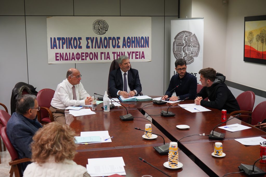 Ομάδα φοιτητών της Ιατρικής Σχολής Αθηνών είχε συνάντηση με το ΔΣ του ΙΣΑ, με αίτημα να υπάρξει παρέμβαση για την αναβολή στράτευσης των ιατρών