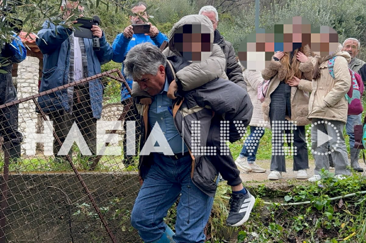 Γονείς πήραν στην πλάτη τα παιδιά για να πάνε σχολείο (εικόνες)