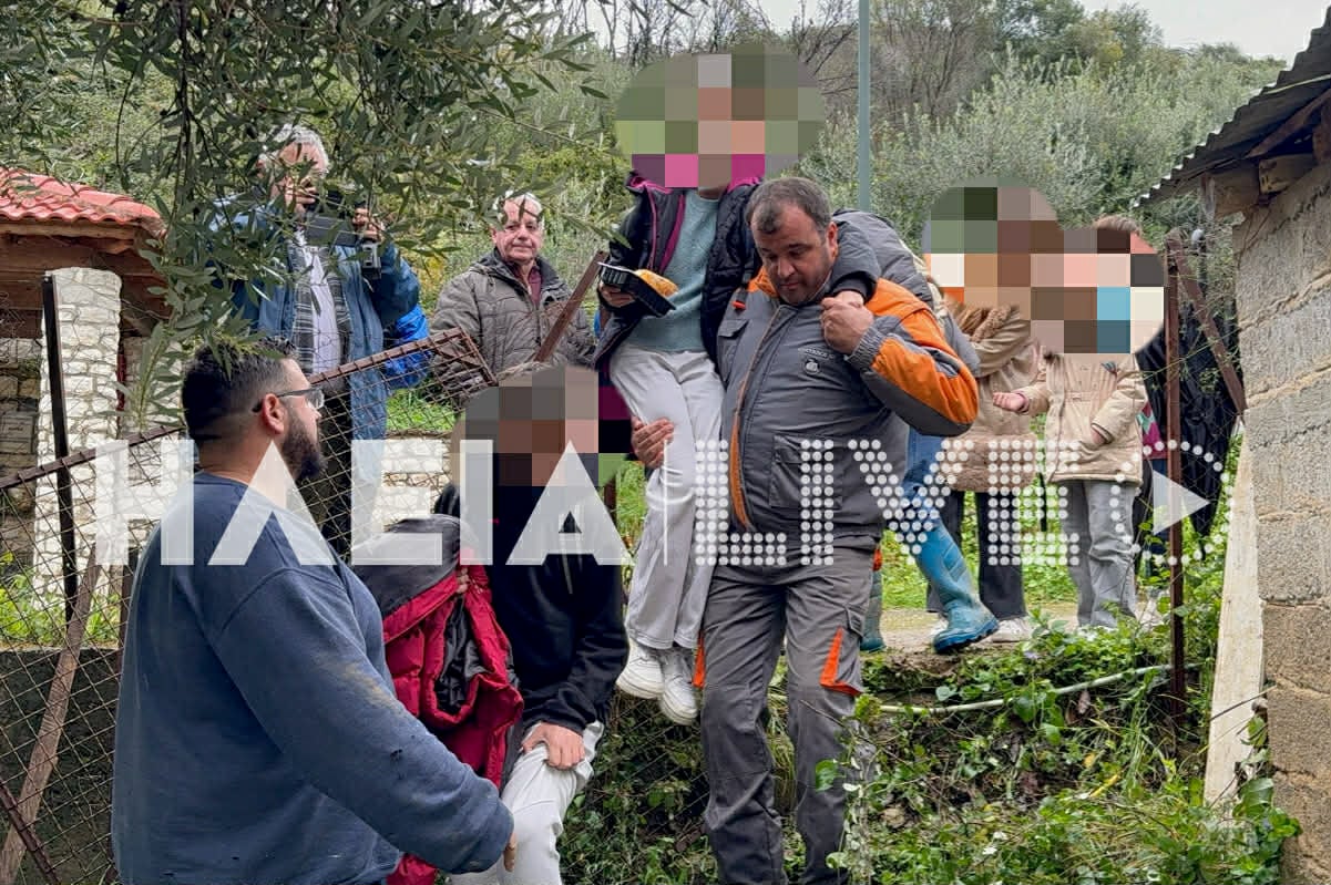 Γονείς πήραν στην πλάτη τα παιδιά για να πάνε σχολείο (εικόνες)