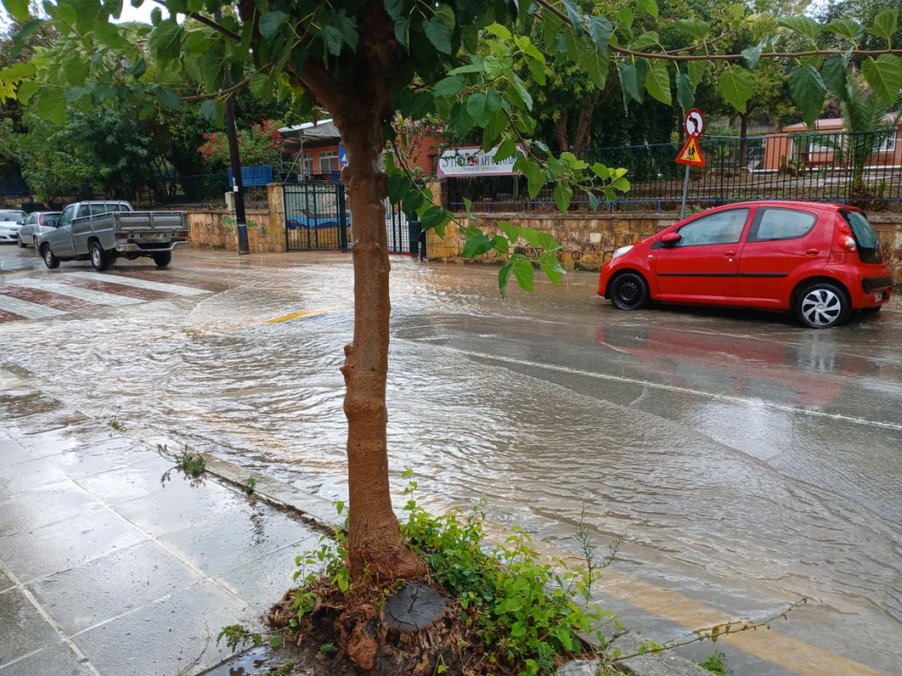 Πλημμυρισμένος δρόμος έξω από σχολείο