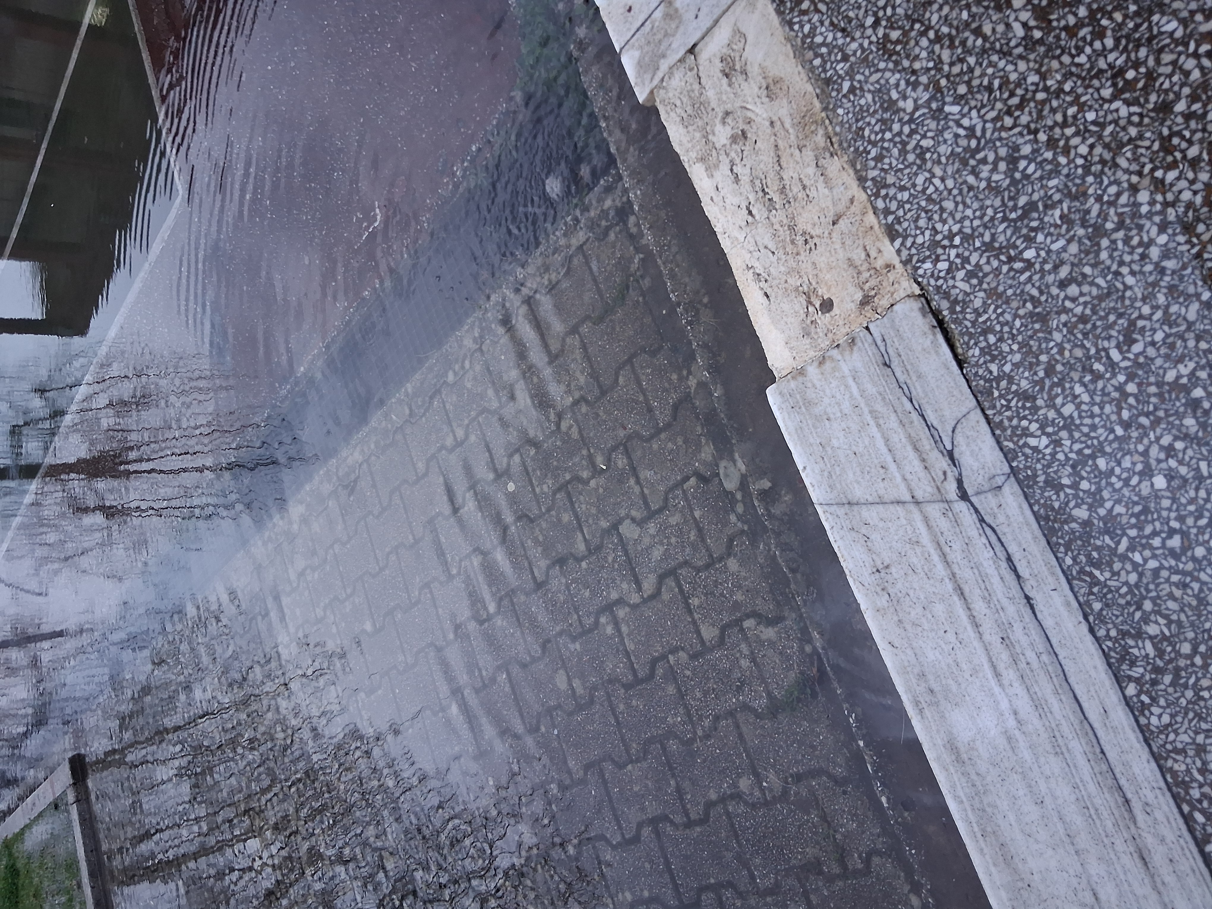 Πλημμυρισμένο προαύλιο σχολείου