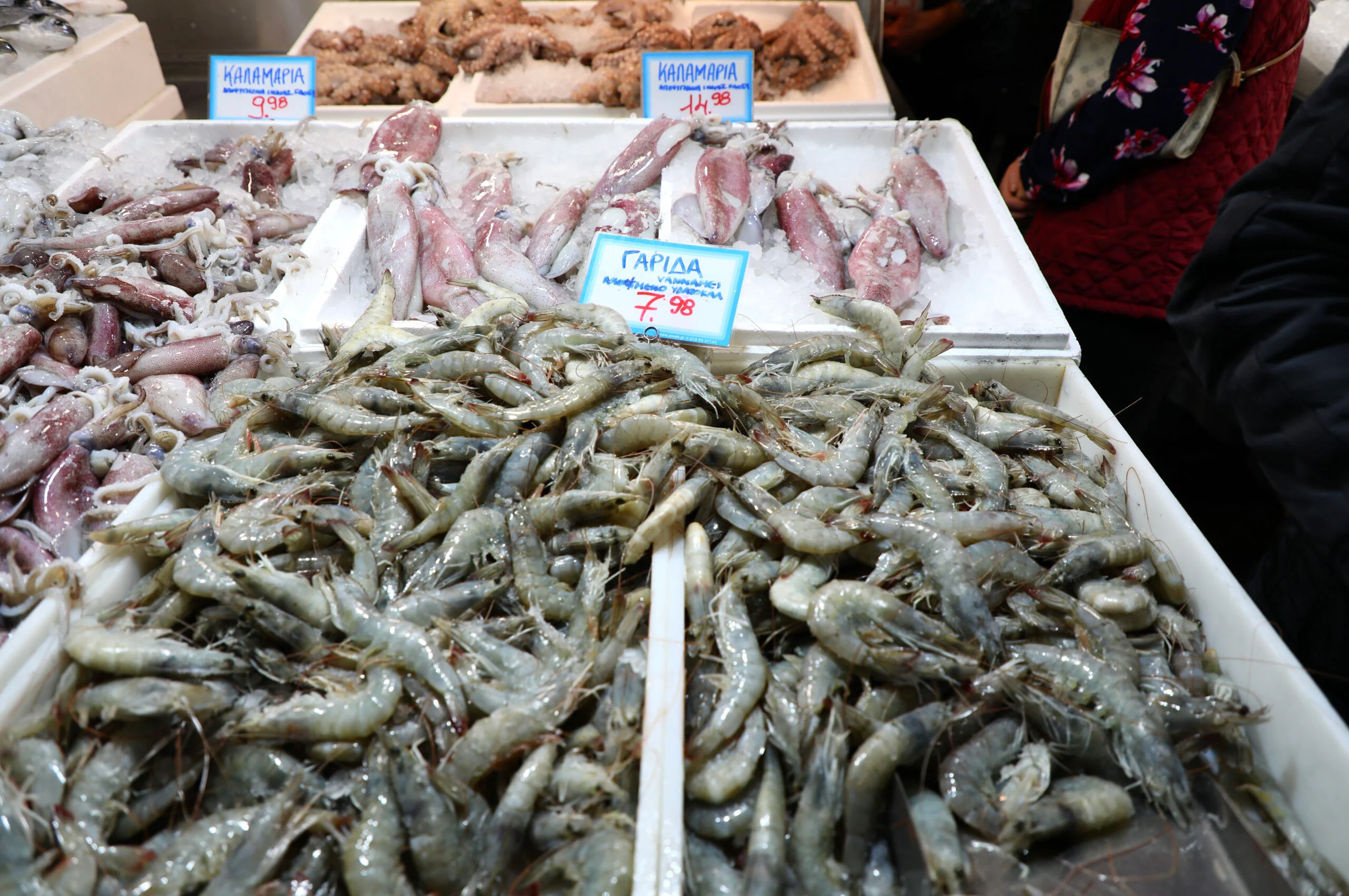 Θαλασσινά σε πάγκο ψαραγοράς για τη Σαρακοστή