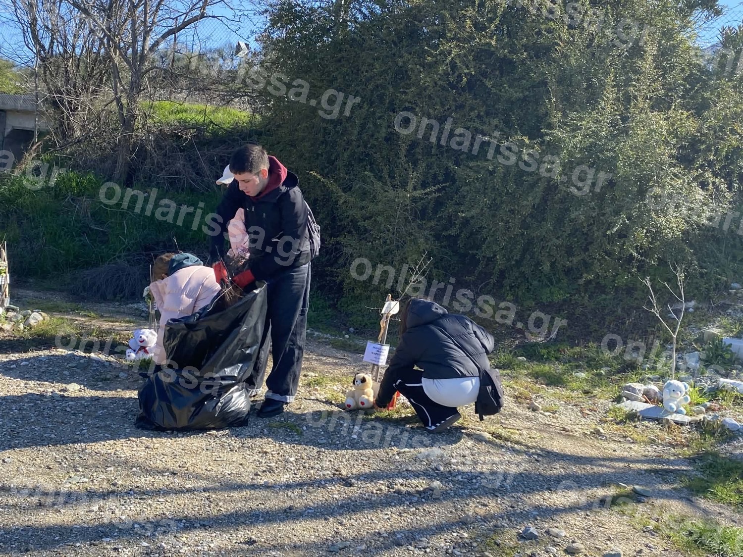 Μαθητές φροντίζουν δενδρύλλια στα Τέμπη