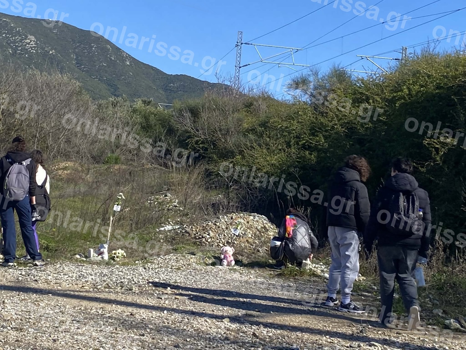 Μαθητές φροντίζουν δενδρύλλια στα Τέμπη