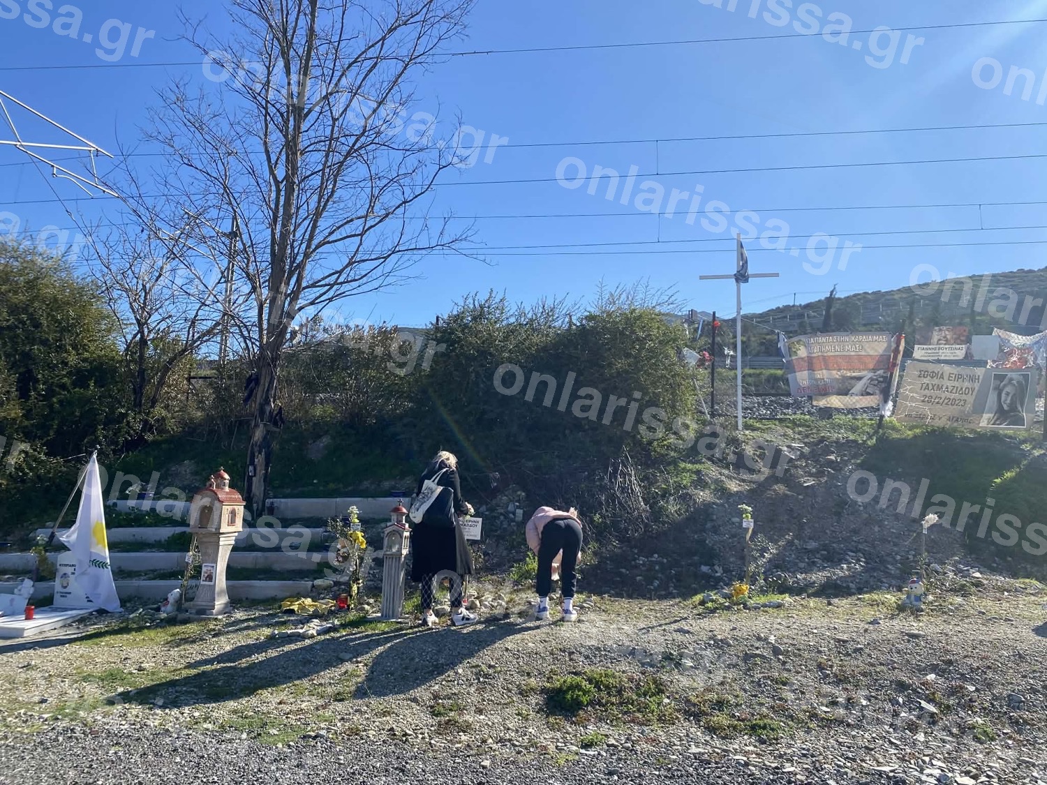 Μαθητές φροντίζουν δενδρύλλια στα Τέμπη