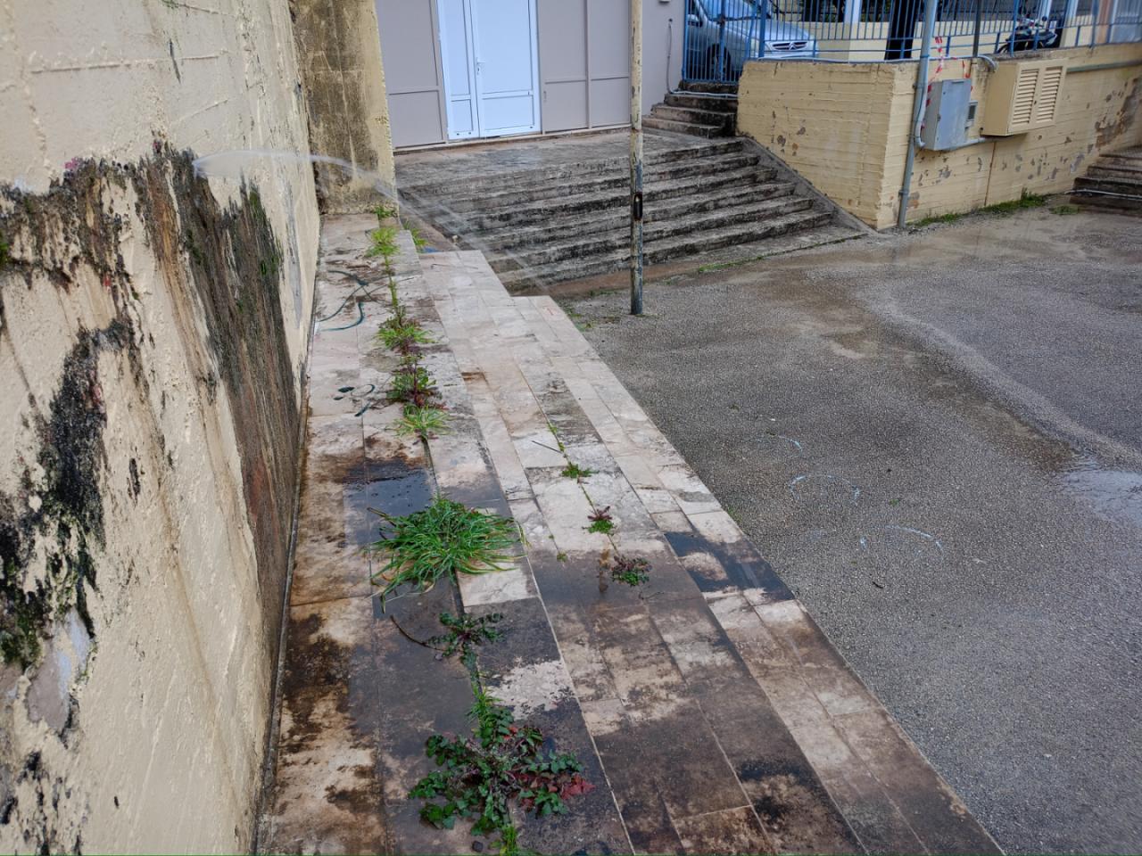 Τρέχει νερό από τοίχους του σχολείου