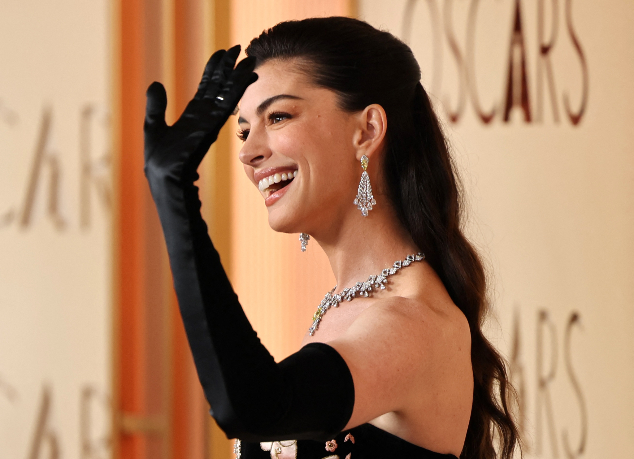 Η Aν Χάθαγουεϊ ποζάρει στο κόκκινο χαλί κατά την άφιξη των καλεσμένων στην 98η τελετή απονομής των Όσκαρ στο Χόλιγουντ, Λος Άντζελες, Καλιφόρνια, ΗΠΑ, στις 15 Μαρτίου 2026. REUTERS/Daniel Cole