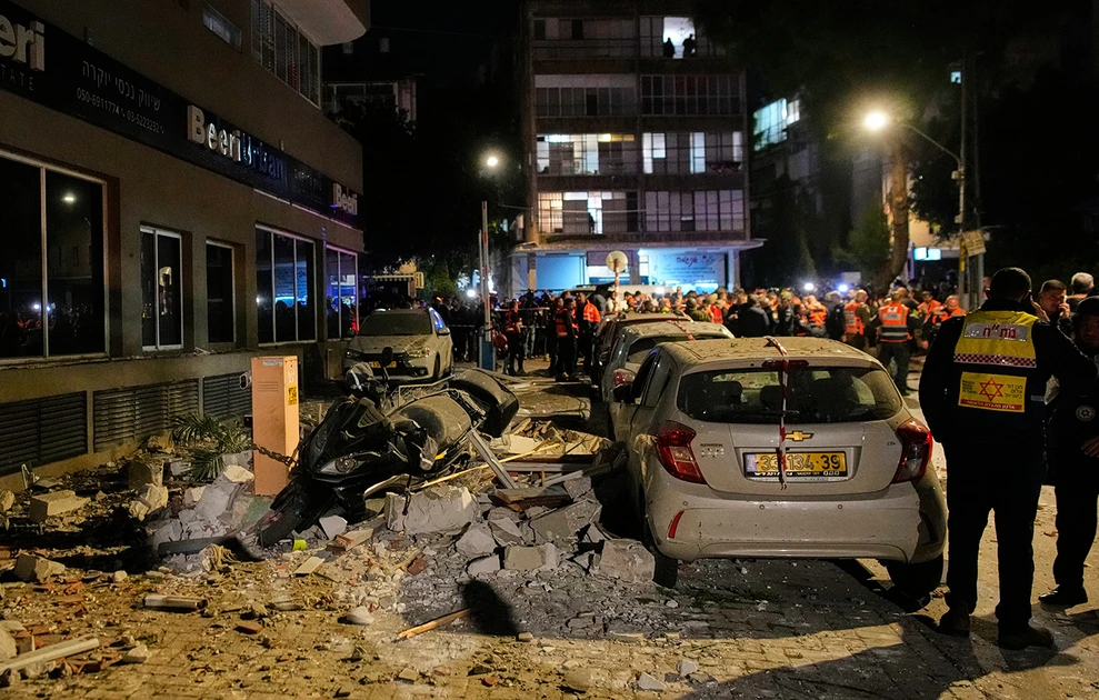 Εφιάλτης στο Τελ Αβίβ: Ισοπεδώθηκαν πολυκατοικίες, παντού συντρίμμια από το ιρανικό πλήγμα