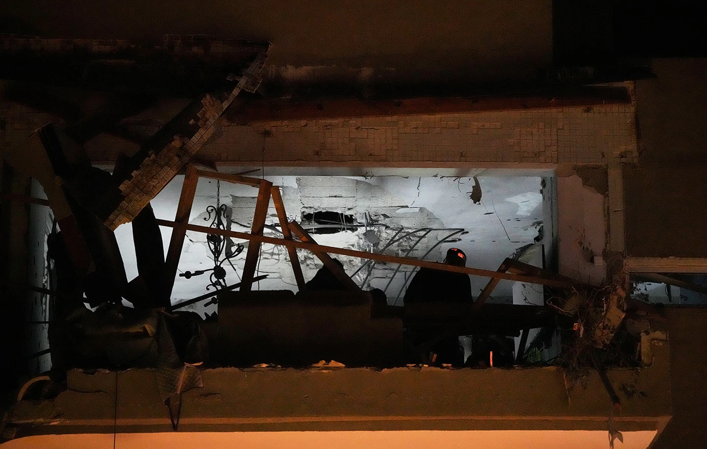 Εφιάλτης στο Τελ Αβίβ: Ισοπεδώθηκαν πολυκατοικίες, παντού συντρίμμια από το ιρανικό πλήγμα