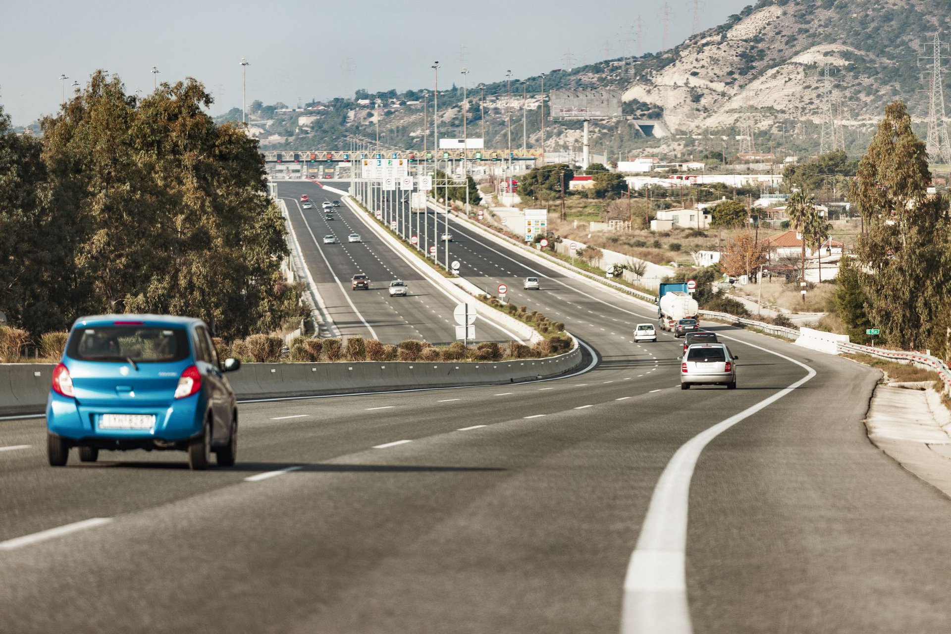 Αυτοκίνητα κινούνται σε Εθνικό Οδό της Ελλάδας