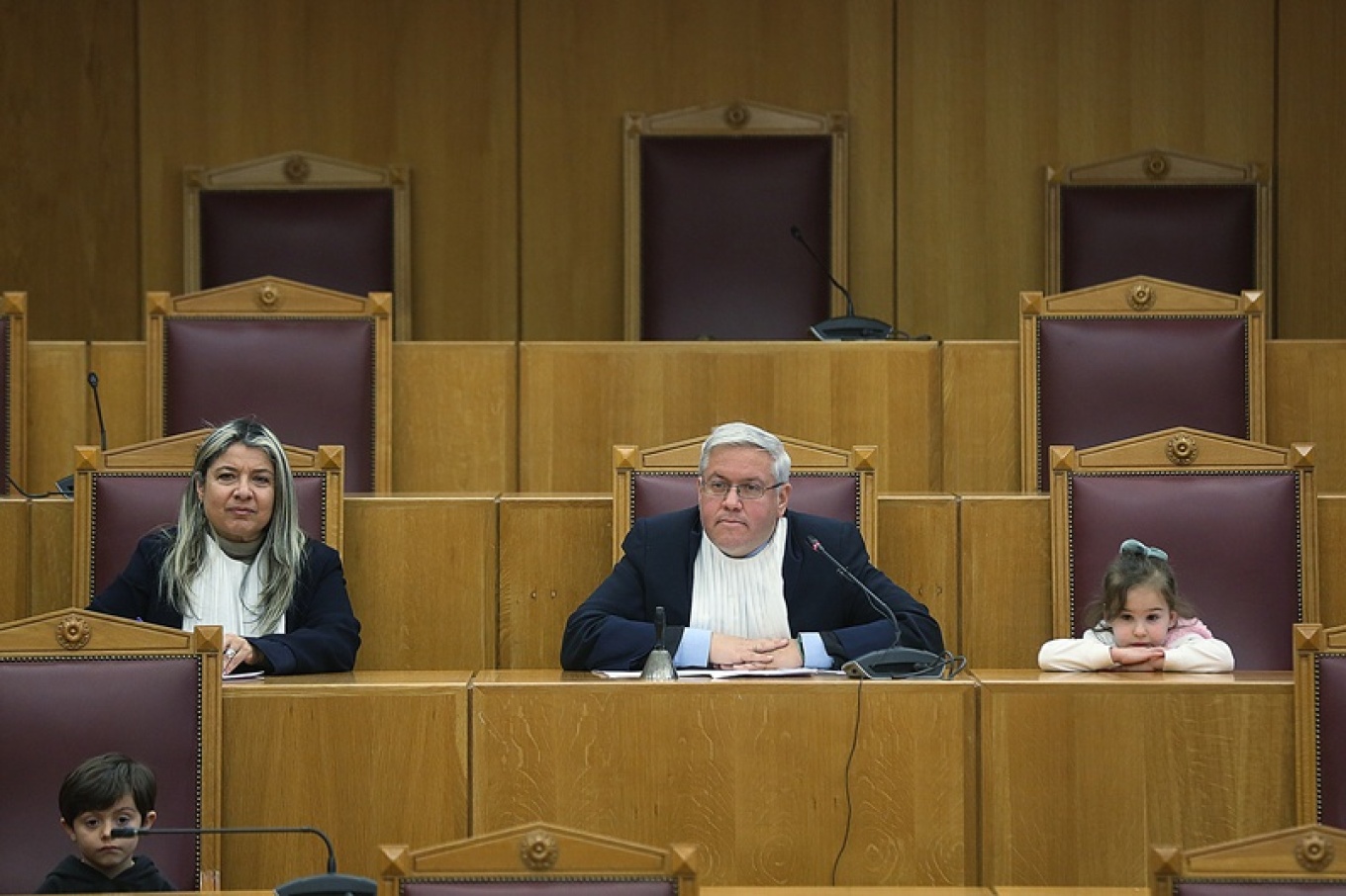 Το ΣτΕ έγινε «νηπιαγωγείο»: Μικροί δικαστές δίκασαν τη δασκάλα τους για ένα μήλο!