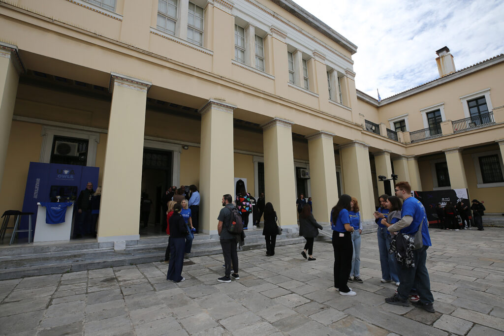 Φοιτητές στον προαύλιο χώρο του κεντρικού κτιρίου του ΕΚΠΑ. ΑΠΕ-ΜΠΕ/ΑΛΕΞΑΝΔΡΟΣ