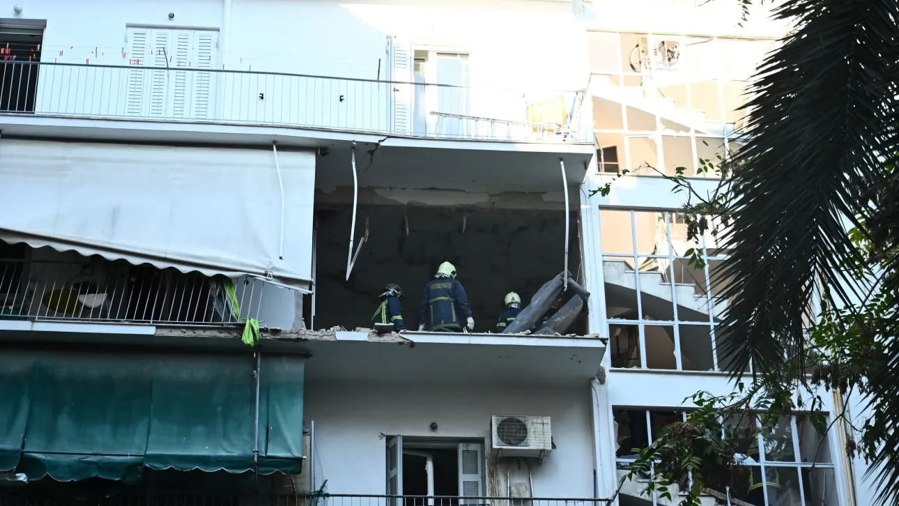 Άπο την έκρηξη σε διαμέρισμα του πέμπτου ορόφου που βρίσκεται σε πολυκατοικία στην οδό Αρκαδίας, στους Αμπελόκηπους, την Πέμπτη 31 Οκτωβρίου 2024.
