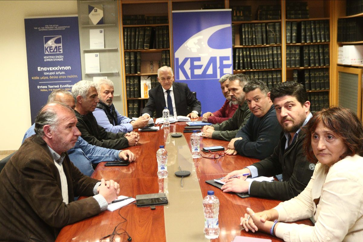 Συναντήσεις στα γραφεία της ΚΕΔΕ με την εκτελεστική επιτροπή της Π.Ο.Ε.-Ο.Τ.Α. και το προεδρείο της Π.Ο.Π.-Ο.Τ.Α. πραγματοποίησε ο Πρόεδρος της Κεντρικής Ένωσης Δήμων Ελλάδας (ΚΕΔΕ) κ. Λάζαρος Κυρίζογλου