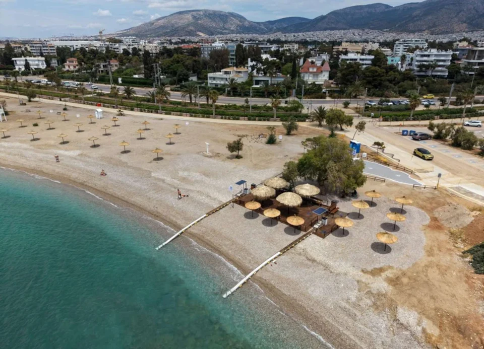 Τα συνεργεία του δήμου εργάστηκαν συστηματικά για την αισθητική και λειτουργική αναβάθμιση των ακτών, για την αμμουδιά, με τη χρήση ειδικών μηχανημάτων στον καθαρισμό, για την οργάνωση, με ομπρέλες, ντουζιέρες και δύο Seatrac