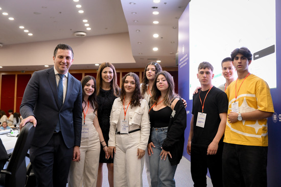«Καλλιεργώντας Κριτικούς Αναγνώστες – Γραμματισμός στις Ειδήσεις για Νέους