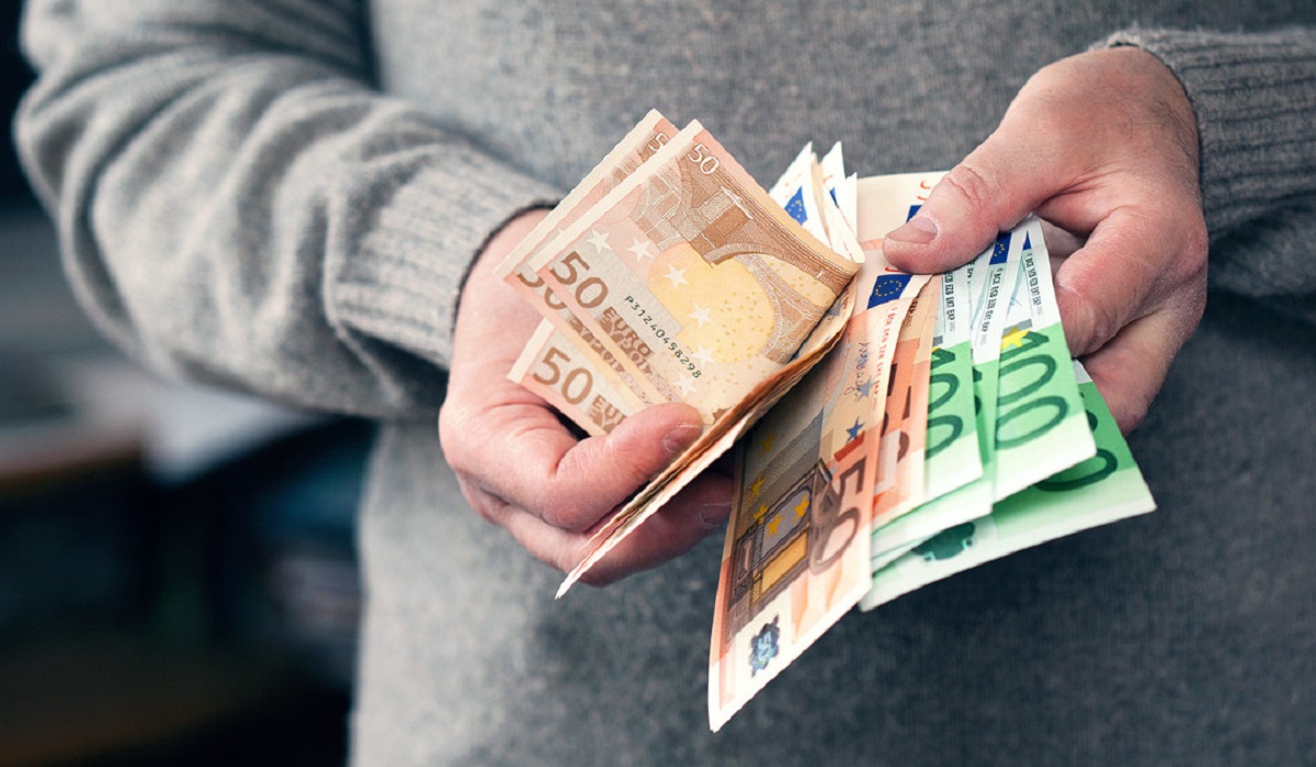 pliromes-efka-dypa-opeka.jpg Άνδρας μετράει χρήματα και ευρώ με τα χέρια του