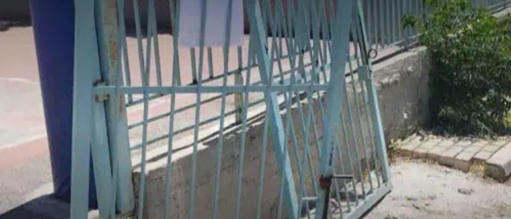 Έπεσε η σιδερένια πόρτα στο 5ο Δημοτικό Ηρακλείου Αττικής