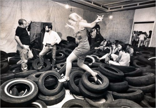 fotografiamais68.jpg allan kaprow αυλή 1961