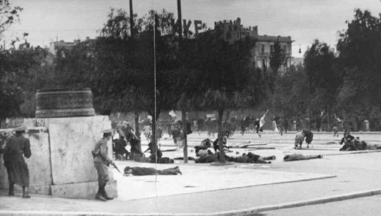 aoploi.jpg Αοπλοι άντρες , γυναίκες, παιδιά προσπαθούν να προστατευθούν από τα καταιγιστικά πυρά. (Φωτογραφία του Dmitri Kessel οπ.π)