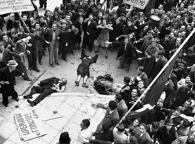 Άψυχα κορμιά στη λεωφόρο Αμαλίας (Φωτογραφία του Dmitri Kessel οπ.π)