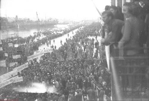 demostration-eam-volos-for-dekemvriana.jpg Συγκέντρωση αλληλεγγύης προς τον αγωνιζόμενο λαό της Αθήνας στην παραλία του Βόλου