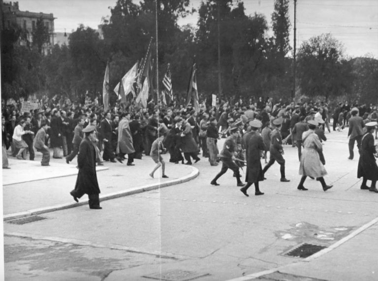 fwtokessel.jpg Οι αστυφύλακες πυροβολούν στο ψαχνό πάνω στον άοπλο λαό. (Φωτογραφία του Dmitri Kessel οπ.π)