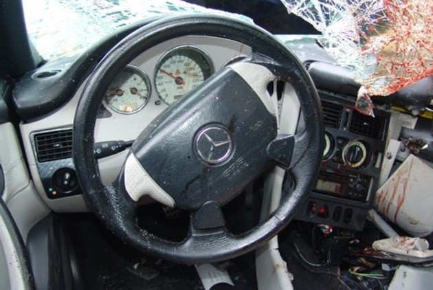 mercedes_slk-200_kompressor_1.jpg Η φωτογραφία αριστερά αποτέλεσε κρίσιμο στοιχείο στην εκδίκαση της υπόθεσης, γιατί δείχνει την τελική ταχύτητα πρόσκρουσης (80 χιλιόμετρα/ώρα)