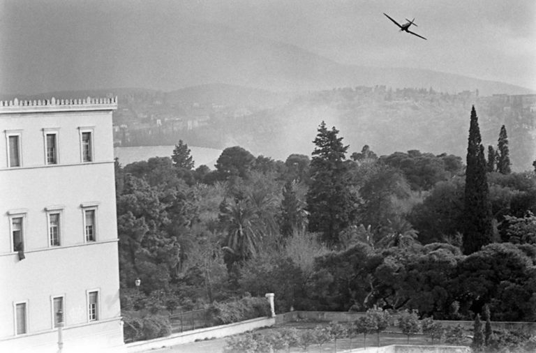 tefx_03_ar_03_f13-bristish-raf-over-greek-parliament-papalce-dekemvriana-dmitri-kessel_e-768x506.jpg Δεκεμβριανά
