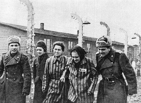 σοβιετικοι στρατιώτες με κρατούμενες