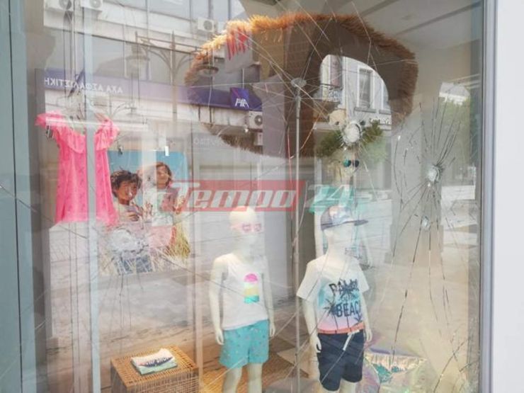 temp1.jpg Σπασμένες βιτρίνες στην Πάτρα