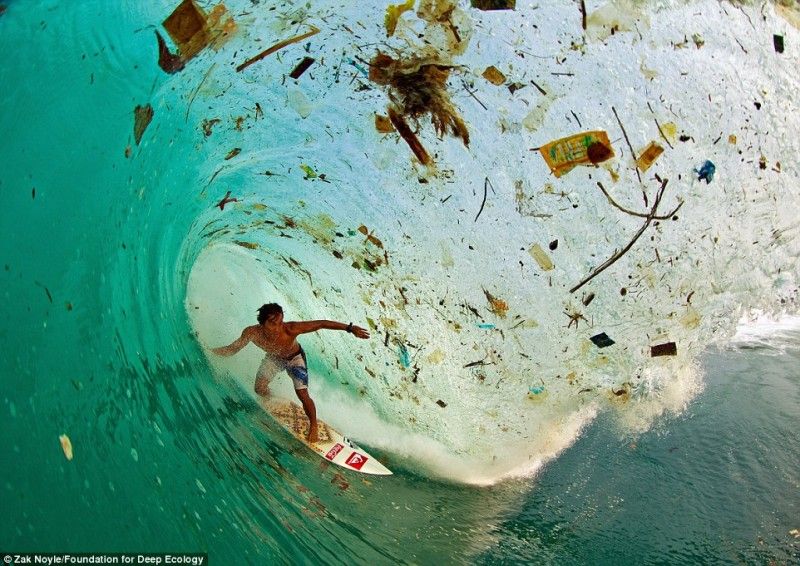 Ο Ινδονήσιος surfer Dede Surinaya πάνω σε κύμα από βρομιές και σκουπίδια (Ιάβα, Ινδονησία)