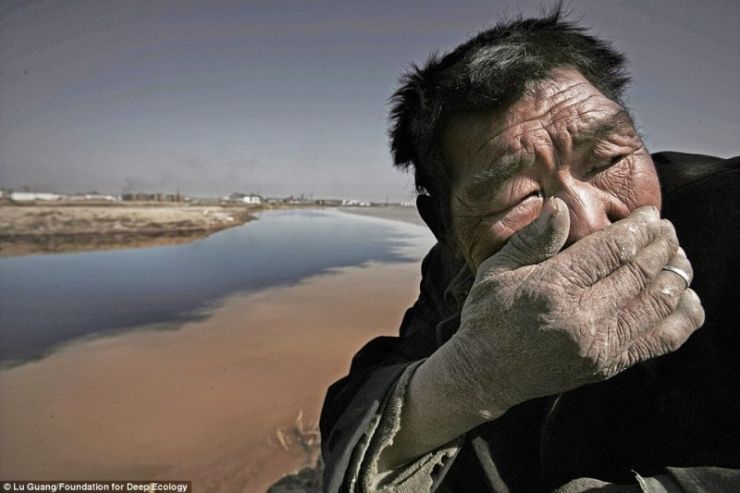 Ο απλός βοσκός δεν μπορεί να αντέξει την δυσοσμία του Κίτρινου Ποταμού στην εσωτερική Μογγολία