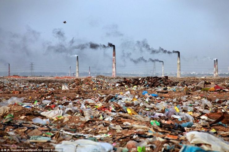 Μια μονάδα αποτέφρωσης αποβλήτων και η γύρω περιοχή στο Μπαγκλαντές